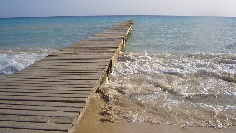 Muelle de madera sobre el mar turquesa de Bayahibe