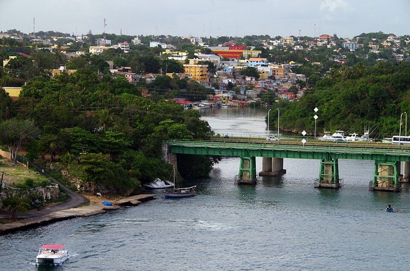 Vista del río y la ciudad de La Romana con su puente