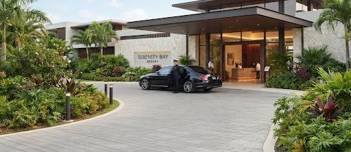 Entrada de un resort en Punta Cana con vehículo privado de traslado